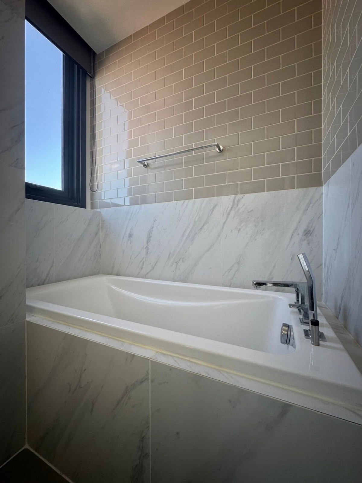 ขายคอนโดราชเทวี พญาไท : เจ้าของอยากขาย! อยู่เองไม่เคยปล่อยเช่าเลยค่ะ ห้องสภาพดีมาก ๆ พร้อมอยู่ ใหม่เอี่ยมมม เป็น 2 นอน 2 น้ำ และมี 1 ห้องเอนกประสงค์ ตึกมีที่ชาร์จ EV และส่วนกลางครบครัน ต้องห้ามพลาดเลยนะคะ สนใจติดต่อนางได้เลย 0876358339 