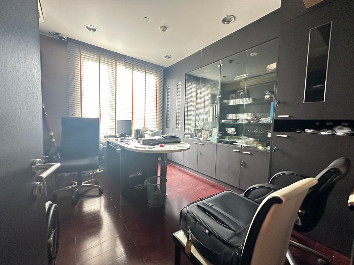 ขายคอนโดวิทยุ ชิดลม หลังสวน : Pet-Friendly 3-Bedroom Condo for Sale at Manhattan Chidlom