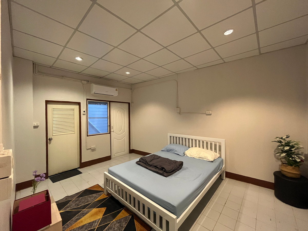 For RentShop HousePinklao, Charansanitwong : Space for rent in a shophouse on the 1st floor with MRT flashlight in front. Suitable for a convenience store/cafe.