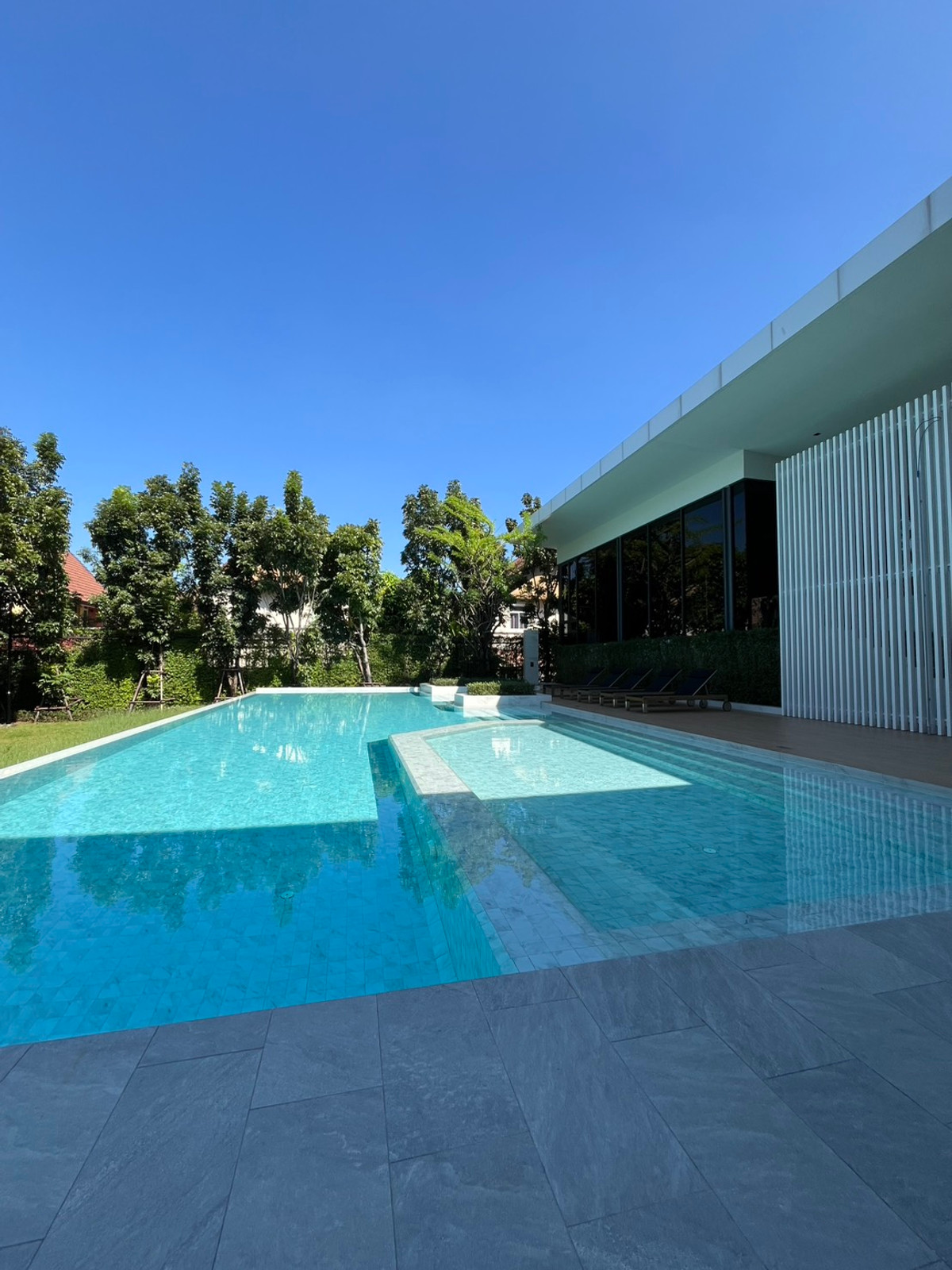 ขายบ้านลาดกระบัง สุวรรณภูมิ : SPECIAL DEAL 🏡 บ้านเดี่ยว Mantana 2 Motorway – New Krungthepkreetha 💰 ราคา 17,500,000 บาท – ราคาดีที่สุดในโครงการ 🏷 บ้านมือ 2 สภาพมือ 1 📐 ขนาดที่ดิน 111.8 ตร.ว. | พื้นที่ใช้สอย 286 ตร.ม. | แบบบ้าน Expandio ขนาดใหญ่ที่สุด