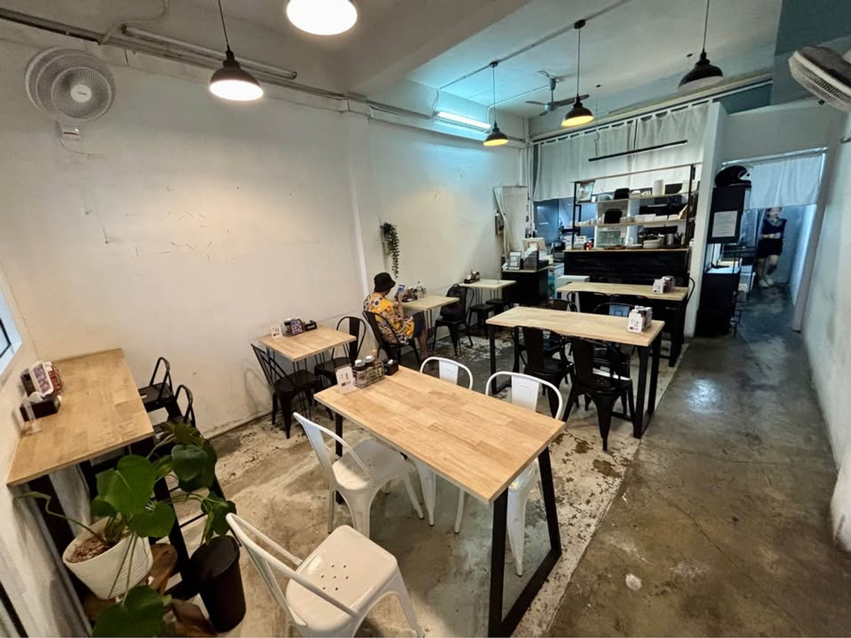 For RentShop HousePinklao, Charansanitwong : Space for rent in a shophouse on the 1st floor with MRT flashlight in front. Suitable for a convenience store/cafe.