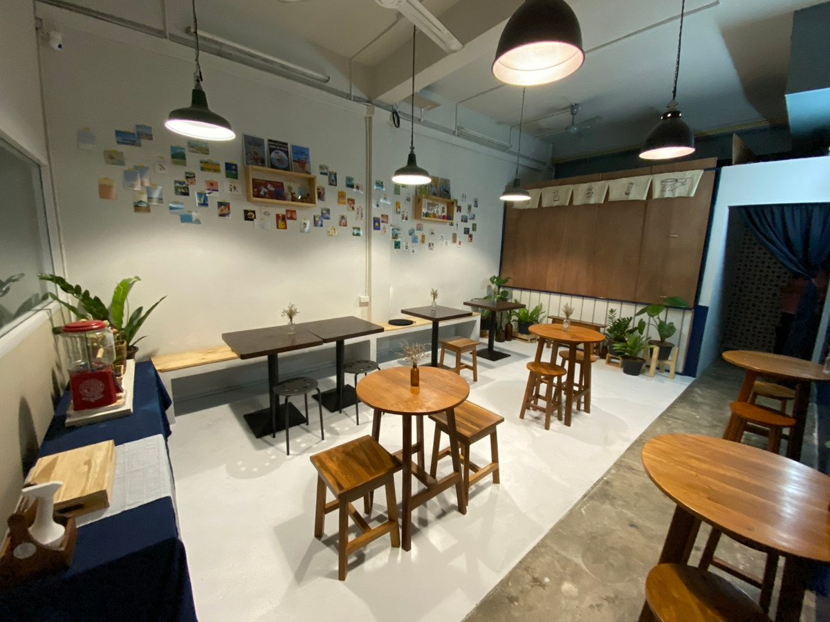 For RentShop HousePinklao, Charansanitwong : Space for rent in a shophouse on the 1st floor with MRT flashlight in front. Suitable for a convenience store/cafe.