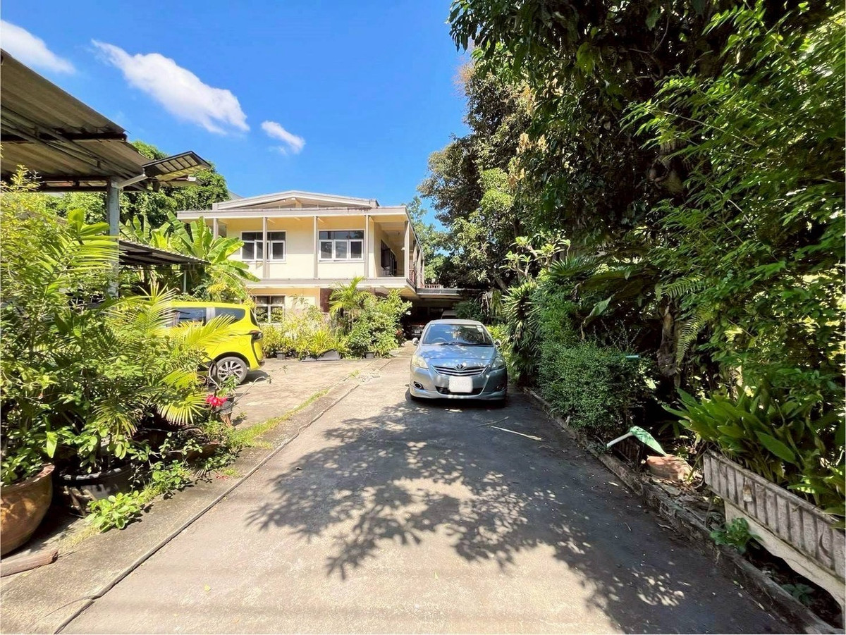 For SaleLandOnnut, Udomsuk : Land for sale with house, size 196 sq m, Soi Pridi Banomyong 37 (Sukhumvit 71), Phra Khanong Nuea Subdistrict, Watthana District.