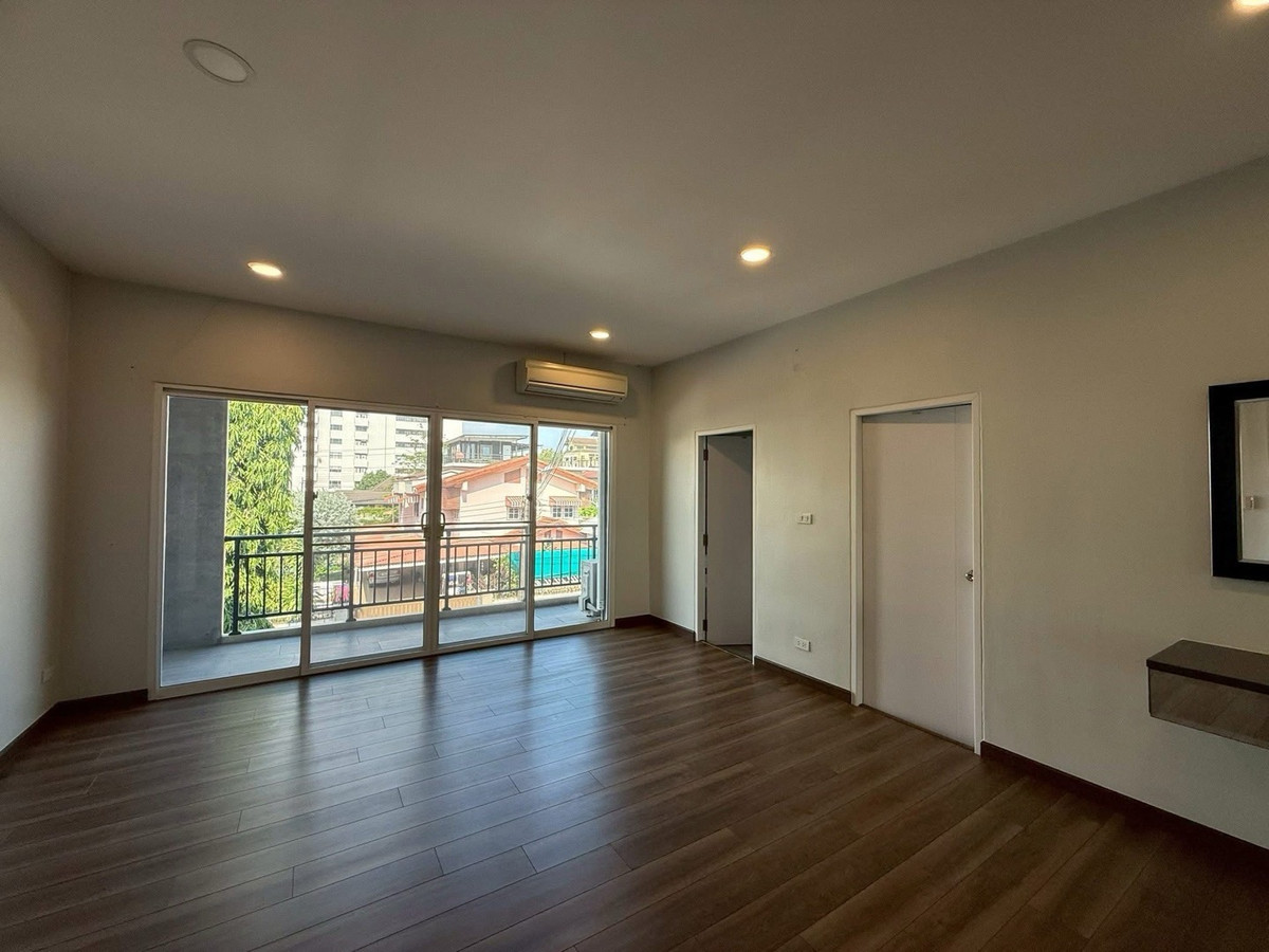 ขายบ้านลาดพร้าว เซ็นทรัลลาดพร้าว : 📢👇บ้านเดี่ยว ระเบียงขนาดใหญ่ การเดินทางเข้า-ออกสะดวก ทั้ง ถนนลาดพร้าว ถนนพหลโยธิน ถนนวิภาวดี-รังสิต ใกล้ทางด่วนพิเศษศรีรัช