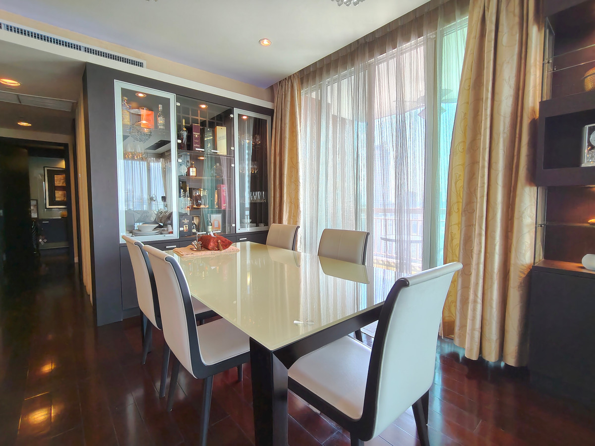 ขายคอนโดวิทยุ ชิดลม หลังสวน : Pet-Friendly 3-Bedroom Condo for Sale at Manhattan Chidlom
