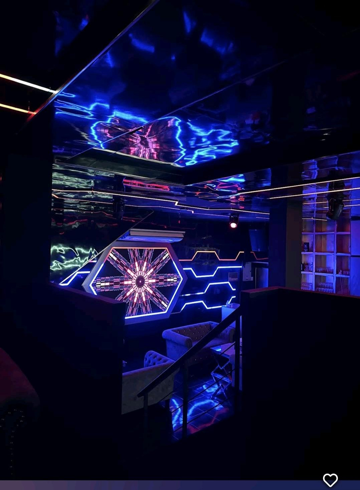 เซ้งอาคารพาณิชย์สีลม ศาลาแดง บางรัก : ประกาศเซ้งกิจการ KTV – ตึกแถว 2 คูหา 3 ชั้น ทำเลซอยธนิยะ สีลม