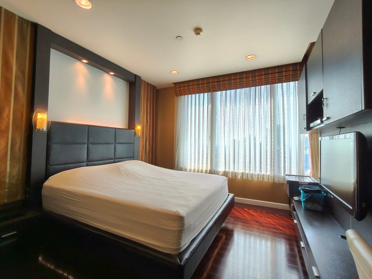 ขายคอนโดวิทยุ ชิดลม หลังสวน : Pet-Friendly 3-Bedroom Condo for Sale at Manhattan Chidlom