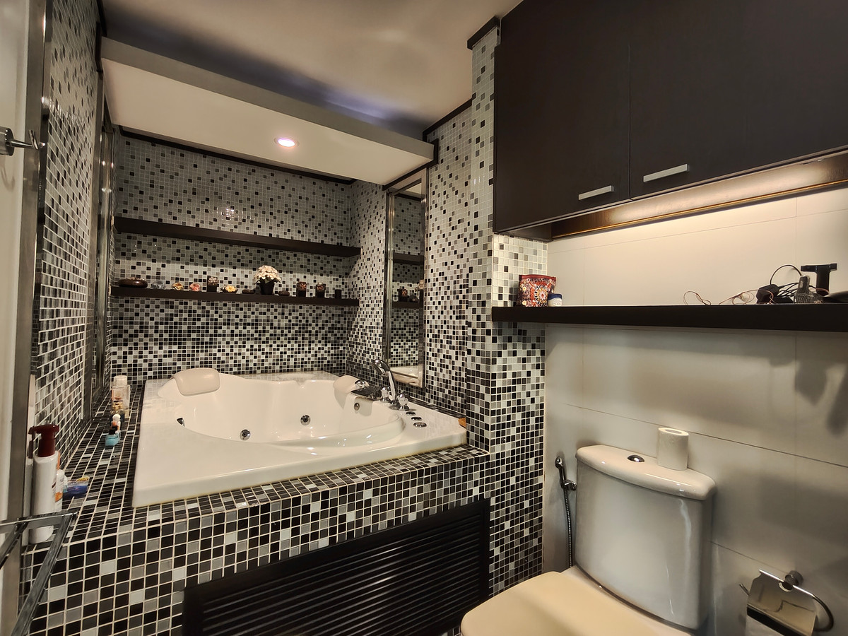 ขายคอนโดวิทยุ ชิดลม หลังสวน : Pet-Friendly 3-Bedroom Condo for Sale at Manhattan Chidlom