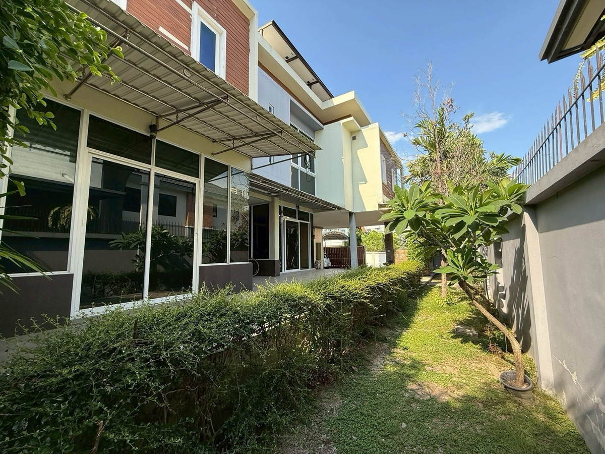 ขายบ้านลาดพร้าว เซ็นทรัลลาดพร้าว : 📢👇บ้านเดี่ยว ระเบียงขนาดใหญ่ การเดินทางเข้า-ออกสะดวก ทั้ง ถนนลาดพร้าว ถนนพหลโยธิน ถนนวิภาวดี-รังสิต ใกล้ทางด่วนพิเศษศรีรัช