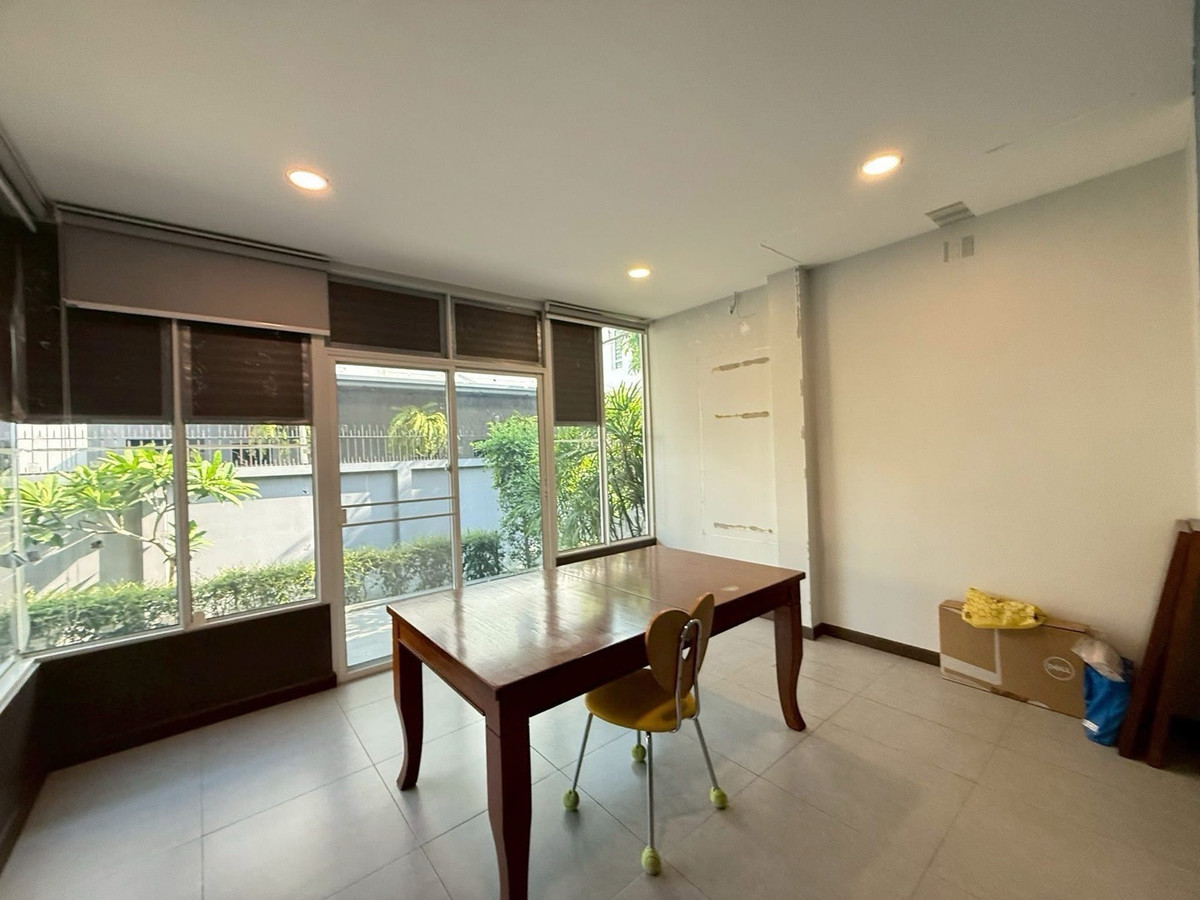 ขายบ้านลาดพร้าว เซ็นทรัลลาดพร้าว : 📢👇บ้านเดี่ยว ระเบียงขนาดใหญ่ การเดินทางเข้า-ออกสะดวก ทั้ง ถนนลาดพร้าว ถนนพหลโยธิน ถนนวิภาวดี-รังสิต ใกล้ทางด่วนพิเศษศรีรัช