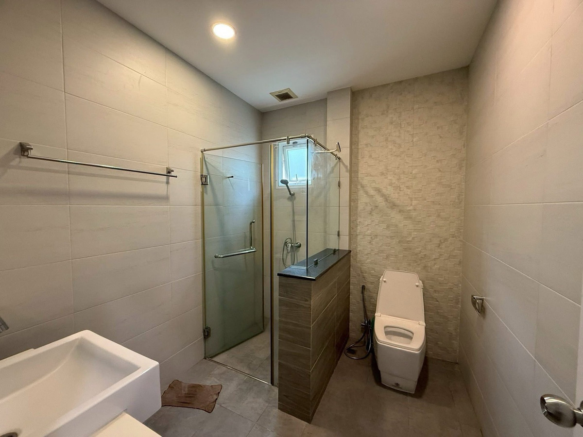 ขายบ้านลาดพร้าว เซ็นทรัลลาดพร้าว : 📢👇บ้านเดี่ยว ระเบียงขนาดใหญ่ การเดินทางเข้า-ออกสะดวก ทั้ง ถนนลาดพร้าว ถนนพหลโยธิน ถนนวิภาวดี-รังสิต ใกล้ทางด่วนพิเศษศรีรัช