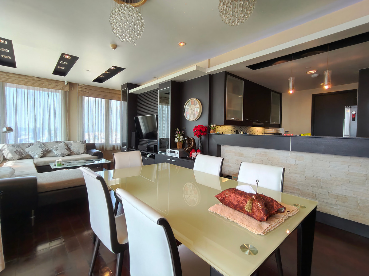 ขายคอนโดวิทยุ ชิดลม หลังสวน : Pet-Friendly 3-Bedroom Condo for Sale at Manhattan Chidlom