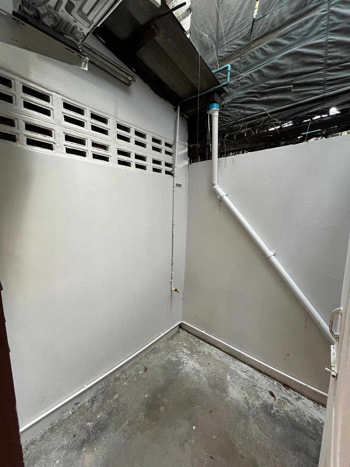 For RentShop HousePinklao, Charansanitwong : Space for rent in a shophouse on the 1st floor with MRT flashlight in front. Suitable for a convenience store/cafe.