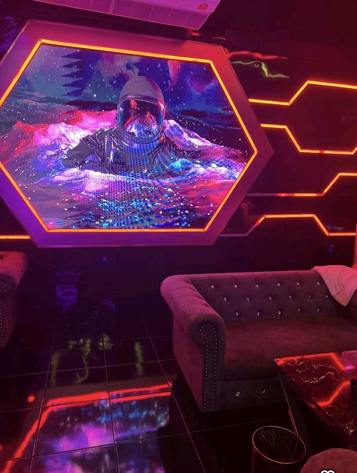 เซ้งอาคารพาณิชย์สีลม ศาลาแดง บางรัก : ประกาศเซ้งกิจการ KTV – ตึกแถว 2 คูหา 3 ชั้น ทำเลซอยธนิยะ สีลม