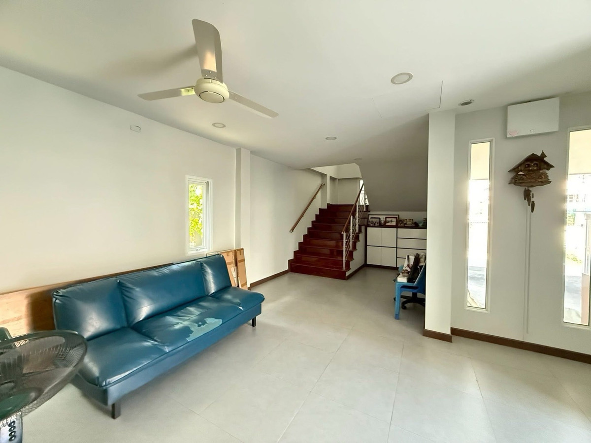 ขายบ้านลาดพร้าว เซ็นทรัลลาดพร้าว : 📢👇บ้านเดี่ยว ระเบียงขนาดใหญ่ การเดินทางเข้า-ออกสะดวก ทั้ง ถนนลาดพร้าว ถนนพหลโยธิน ถนนวิภาวดี-รังสิต ใกล้ทางด่วนพิเศษศรีรัช