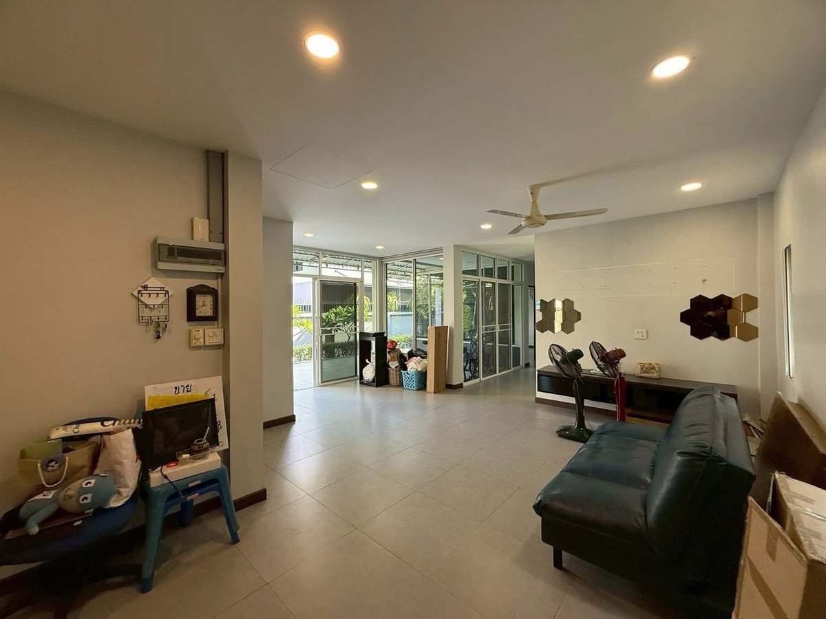 ขายบ้านลาดพร้าว เซ็นทรัลลาดพร้าว : 📢👇บ้านเดี่ยว ระเบียงขนาดใหญ่ การเดินทางเข้า-ออกสะดวก ทั้ง ถนนลาดพร้าว ถนนพหลโยธิน ถนนวิภาวดี-รังสิต ใกล้ทางด่วนพิเศษศรีรัช