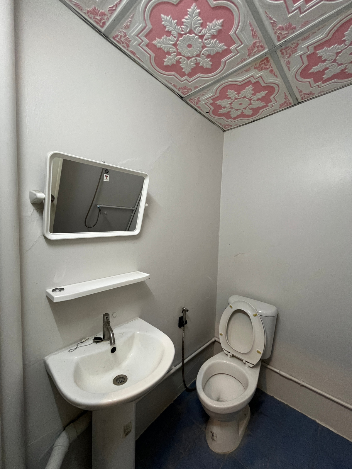 For RentShop HousePinklao, Charansanitwong : Space for rent in a shophouse on the 1st floor with MRT flashlight in front. Suitable for a convenience store/cafe.