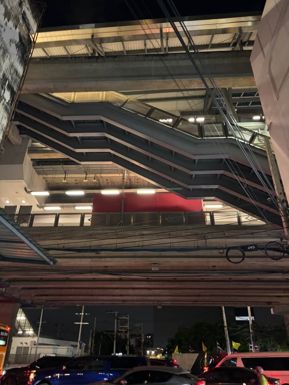 For RentShop HousePinklao, Charansanitwong : Space for rent in a shophouse on the 1st floor with MRT flashlight in front. Suitable for a convenience store/cafe.