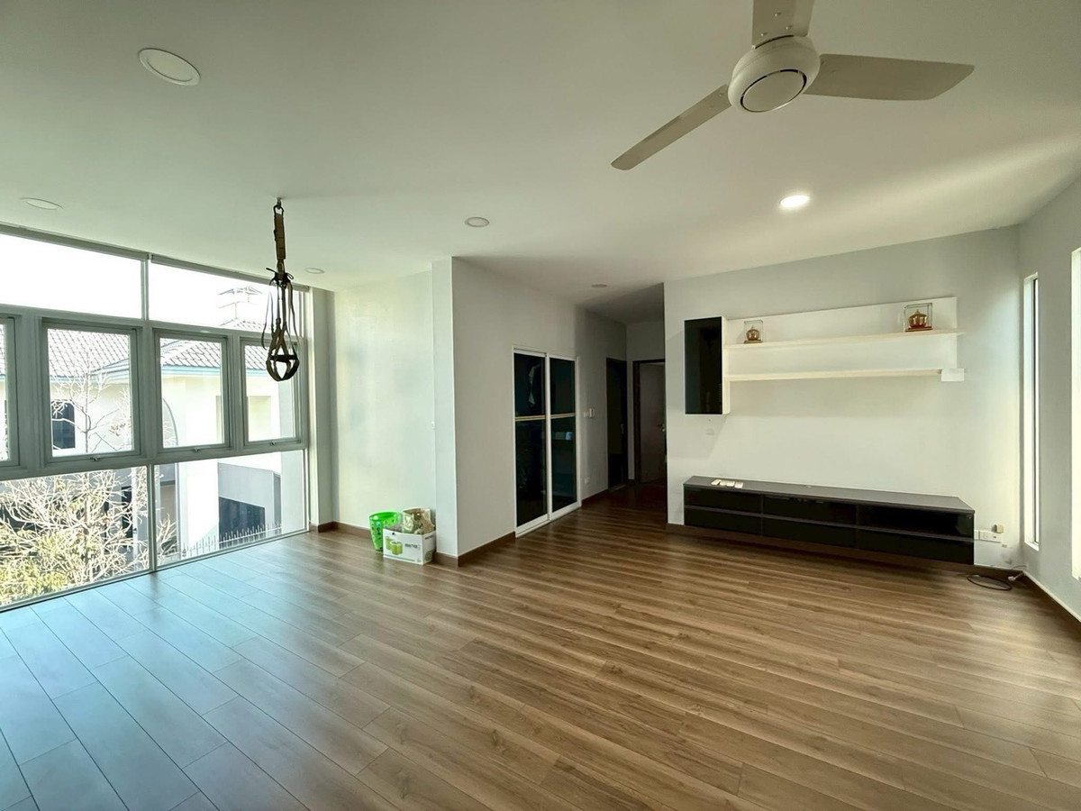 ขายบ้านลาดพร้าว เซ็นทรัลลาดพร้าว : 📢👇บ้านเดี่ยว ระเบียงขนาดใหญ่ การเดินทางเข้า-ออกสะดวก ทั้ง ถนนลาดพร้าว ถนนพหลโยธิน ถนนวิภาวดี-รังสิต ใกล้ทางด่วนพิเศษศรีรัช