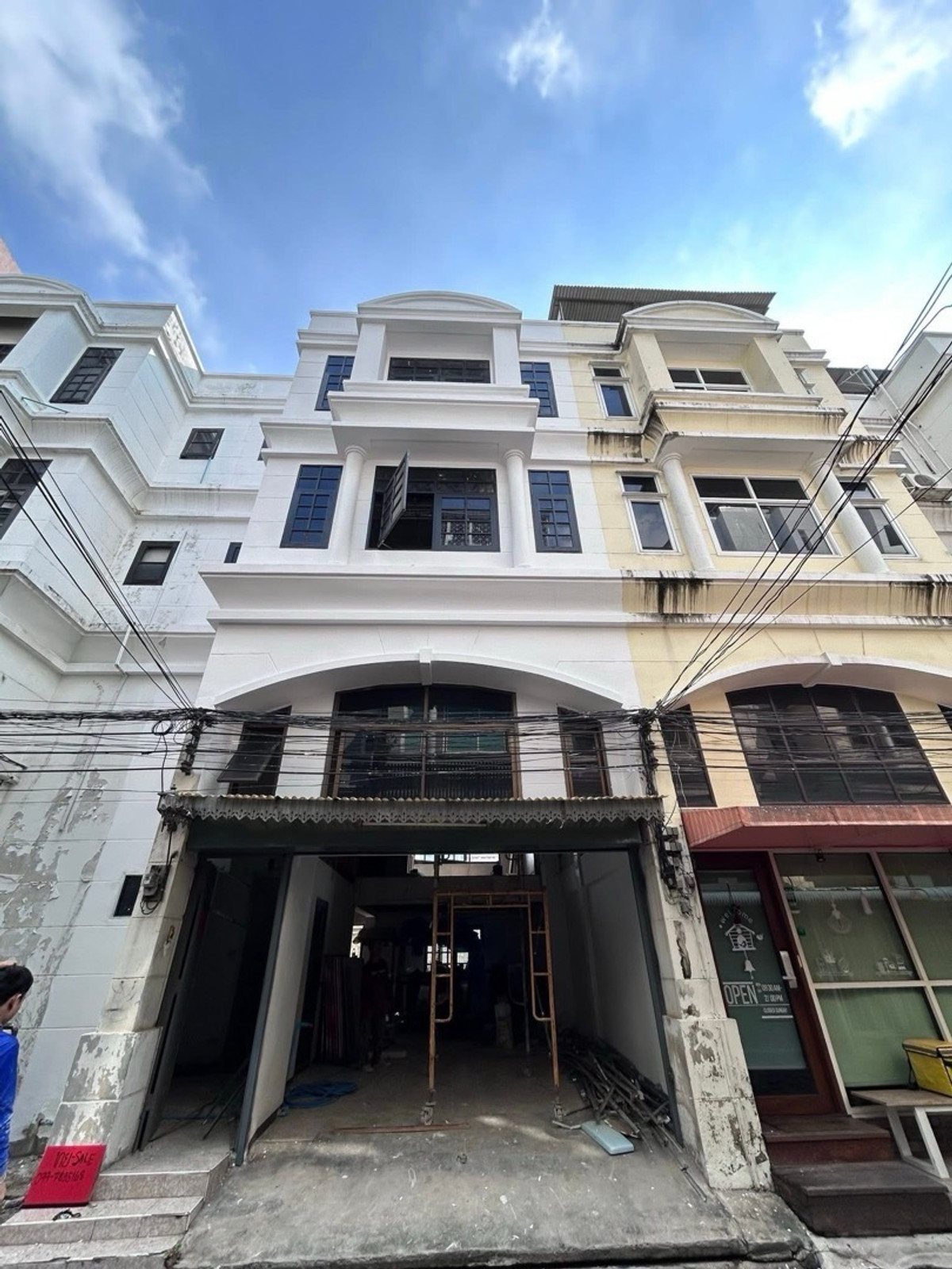 OfficeSukhumvit, Asoke, Thonglor : 📢👇 A 3.5-storey commercial building in the heart of the city, ideal for residential use, a home office, rental investment, or further renovation. For sale and rent in “as-is” condition.
For rental: No hot kitchens, cannabis shops, or alcohol-related bus