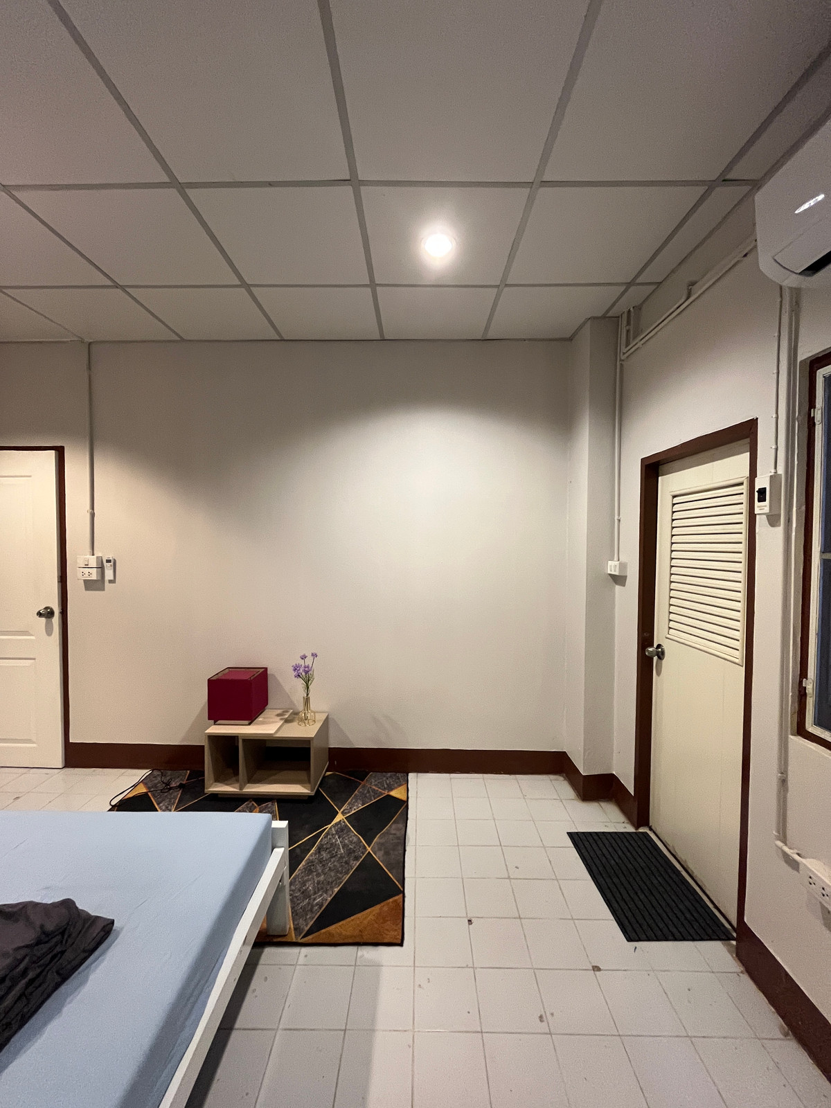 For RentShop HousePinklao, Charansanitwong : Space for rent in a shophouse on the 1st floor with MRT flashlight in front. Suitable for a convenience store/cafe.