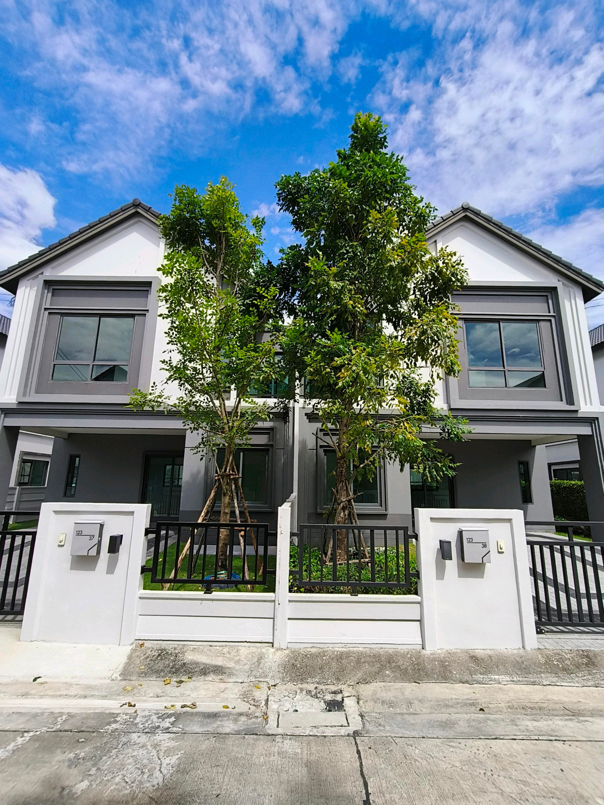 ขายสมุทรปราการ สำโรง : คุ้มกว่านี้ไม่มีแล้ว! บ้านแฝด 190 ตร.ม. ฟังก์ชันจัดเต็ม ราคาเบากว่าโซนบางนา”