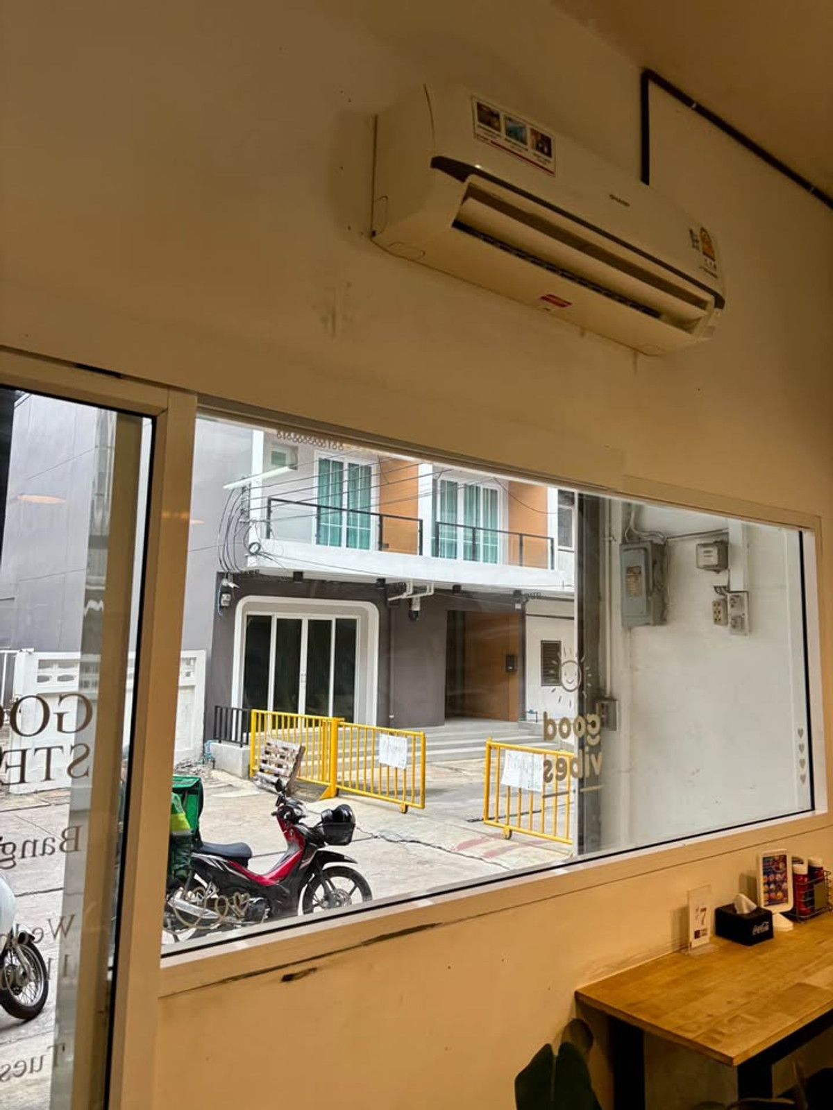 For RentShop HousePinklao, Charansanitwong : Space for rent in a shophouse on the 1st floor with MRT flashlight in front. Suitable for a convenience store/cafe.
