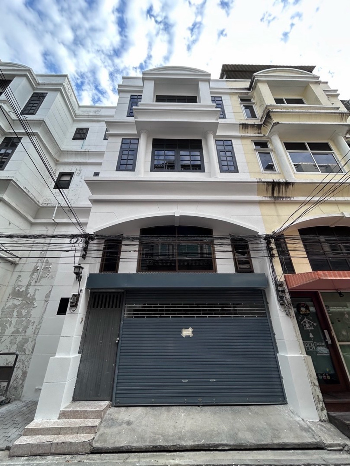 สำนักงานสุขุมวิท อโศก ทองหล่อ : 📢👇อาคารพาณิชย์ 3.5 ชั้น ทำเลใจกลางเมือง เหมาะสำหรับอยู่อาศัย ทำเป็นโฮมออฟฟิศ ปล่อยเช่า หรือปรับปรุงต่อได้ *ขายและเช่าตามสภาพ*กรณีเช่า: ไม่รับธุรกิจครัวร้อน ร้านกัญชา และร้านแอลกอฮอล์