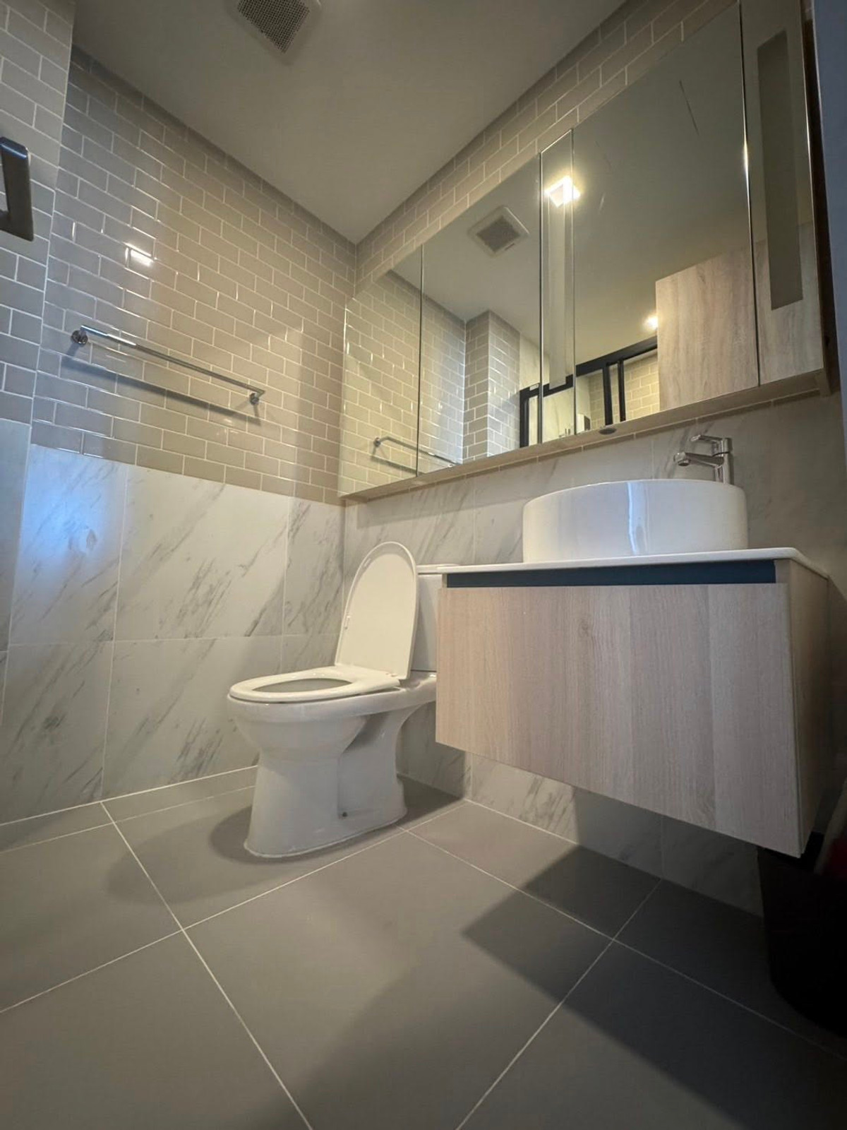 ขายคอนโดราชเทวี พญาไท : เจ้าของอยากขาย! อยู่เองไม่เคยปล่อยเช่าเลยค่ะ ห้องสภาพดีมาก ๆ พร้อมอยู่ ใหม่เอี่ยมมม เป็น 2 นอน 2 น้ำ และมี 1 ห้องเอนกประสงค์ ตึกมีที่ชาร์จ EV และส่วนกลางครบครัน ต้องห้ามพลาดเลยนะคะ สนใจติดต่อนางได้เลย 0876358339 