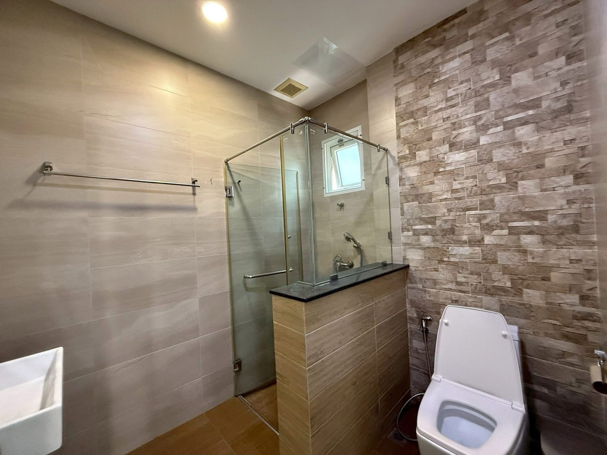 ขายบ้านลาดพร้าว เซ็นทรัลลาดพร้าว : 📢👇บ้านเดี่ยว ระเบียงขนาดใหญ่ การเดินทางเข้า-ออกสะดวก ทั้ง ถนนลาดพร้าว ถนนพหลโยธิน ถนนวิภาวดี-รังสิต ใกล้ทางด่วนพิเศษศรีรัช