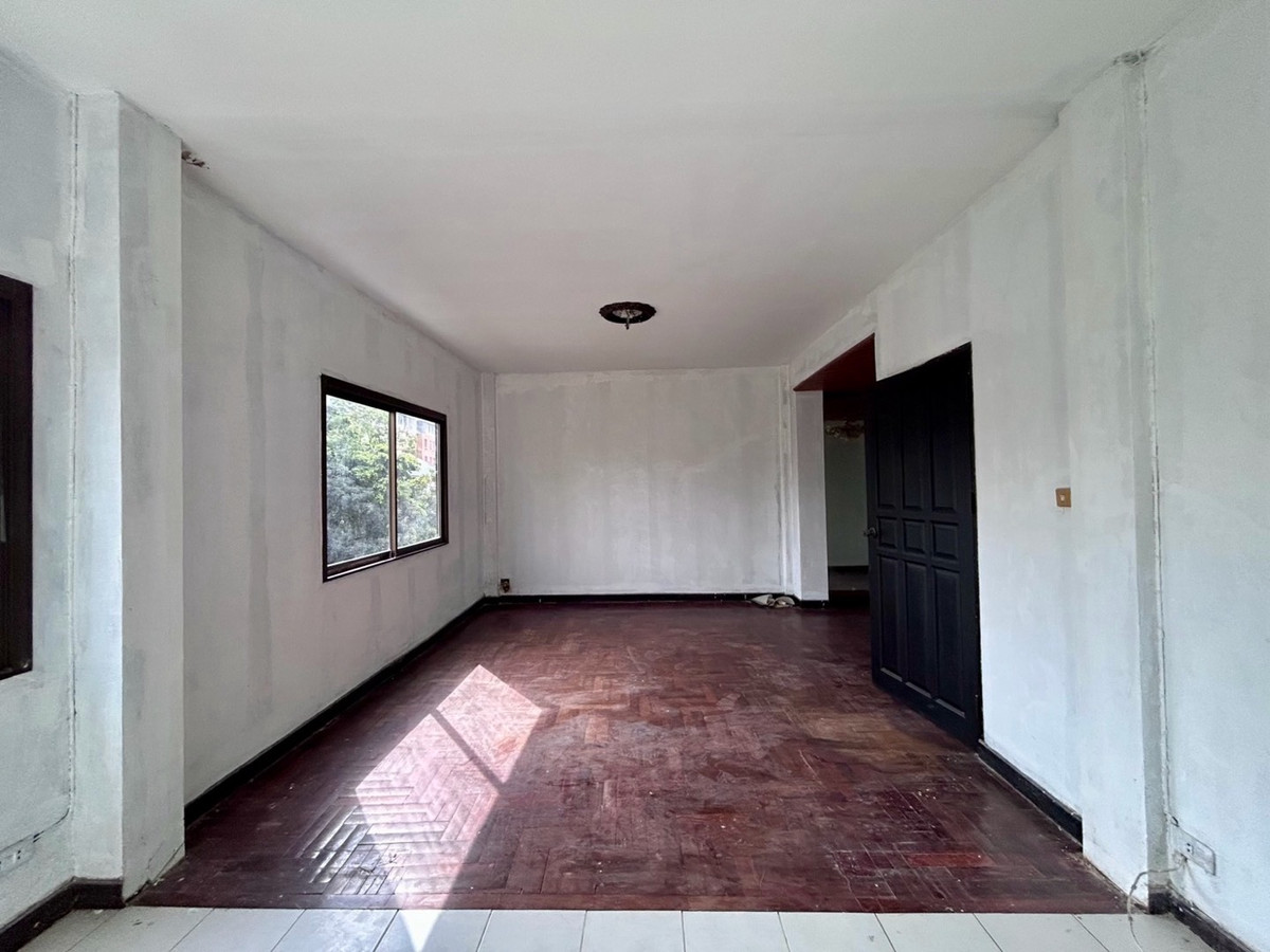 สำนักงานสุขุมวิท อโศก ทองหล่อ : 📢👇อาคารพาณิชย์ 3.5 ชั้น ทำเลใจกลางเมือง เหมาะสำหรับอยู่อาศัย ทำเป็นโฮมออฟฟิศ ปล่อยเช่า หรือปรับปรุงต่อได้ *ขายและเช่าตามสภาพ*กรณีเช่า: ไม่รับธุรกิจครัวร้อน ร้านกัญชา และร้านแอลกอฮอล์