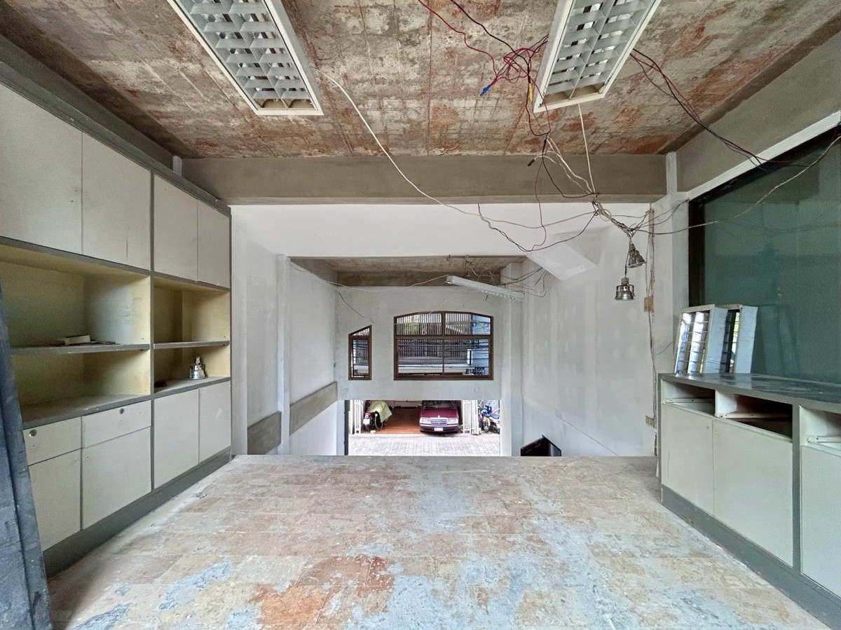 สำนักงานสุขุมวิท อโศก ทองหล่อ : 📢👇อาคารพาณิชย์ 3.5 ชั้น ทำเลใจกลางเมือง เหมาะสำหรับอยู่อาศัย ทำเป็นโฮมออฟฟิศ ปล่อยเช่า หรือปรับปรุงต่อได้ *ขายและเช่าตามสภาพ*กรณีเช่า: ไม่รับธุรกิจครัวร้อน ร้านกัญชา และร้านแอลกอฮอล์