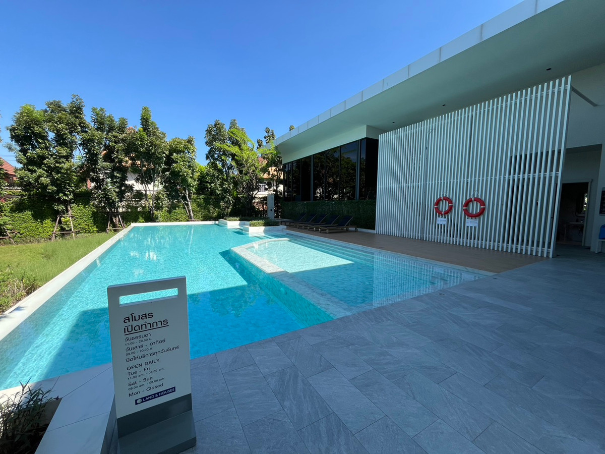 ขายบ้านลาดกระบัง สุวรรณภูมิ : SPECIAL DEAL 🏡 บ้านเดี่ยว Mantana 2 Motorway – New Krungthepkreetha 💰 ราคา 17,500,000 บาท – ราคาดีที่สุดในโครงการ 🏷 บ้านมือ 2 สภาพมือ 1 📐 ขนาดที่ดิน 111.8 ตร.ว. | พื้นที่ใช้สอย 286 ตร.ม. | แบบบ้าน Expandio ขนาดใหญ่ที่สุด