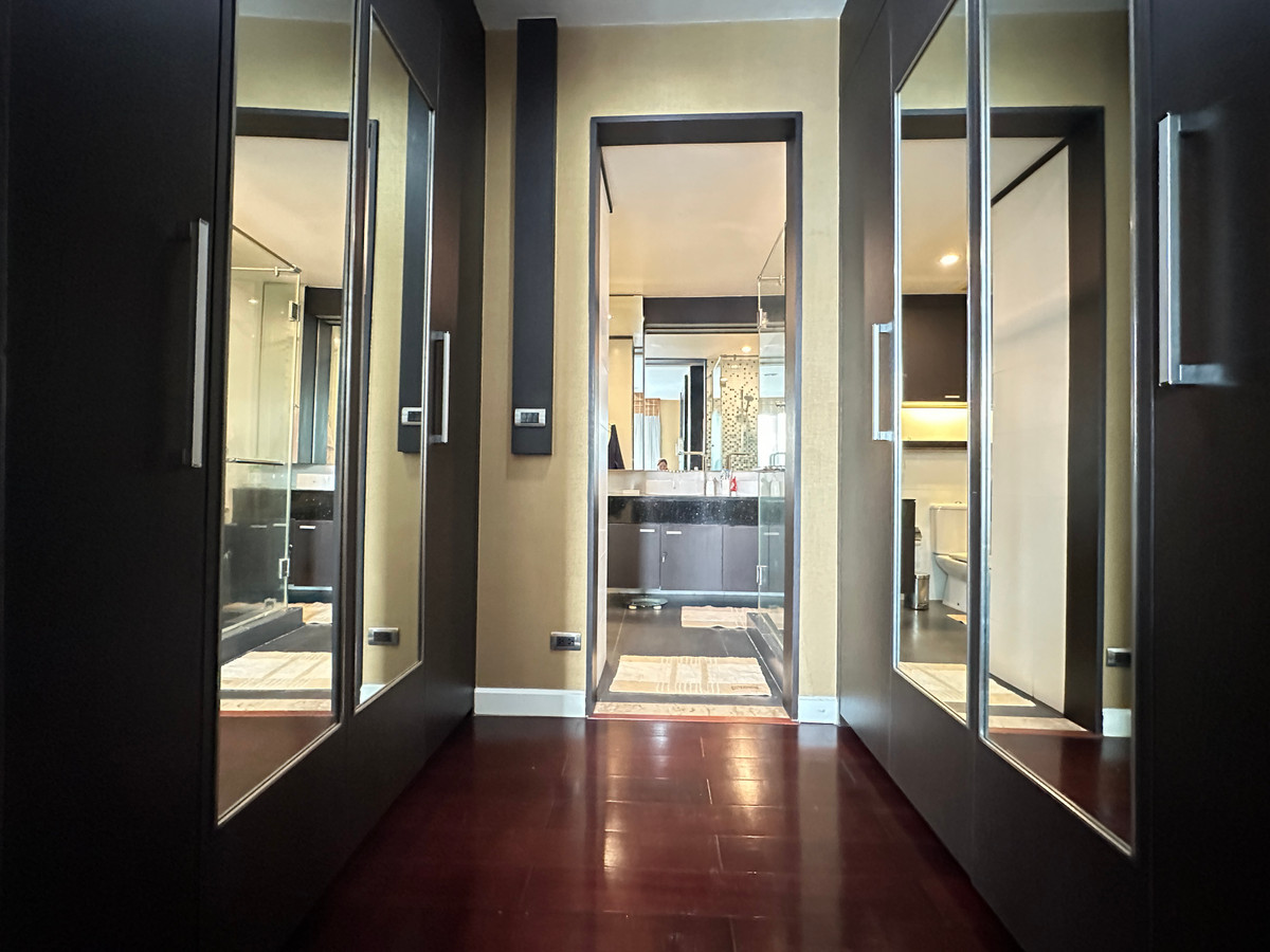 ขายคอนโดวิทยุ ชิดลม หลังสวน : Pet-Friendly 3-Bedroom Condo for Sale at Manhattan Chidlom