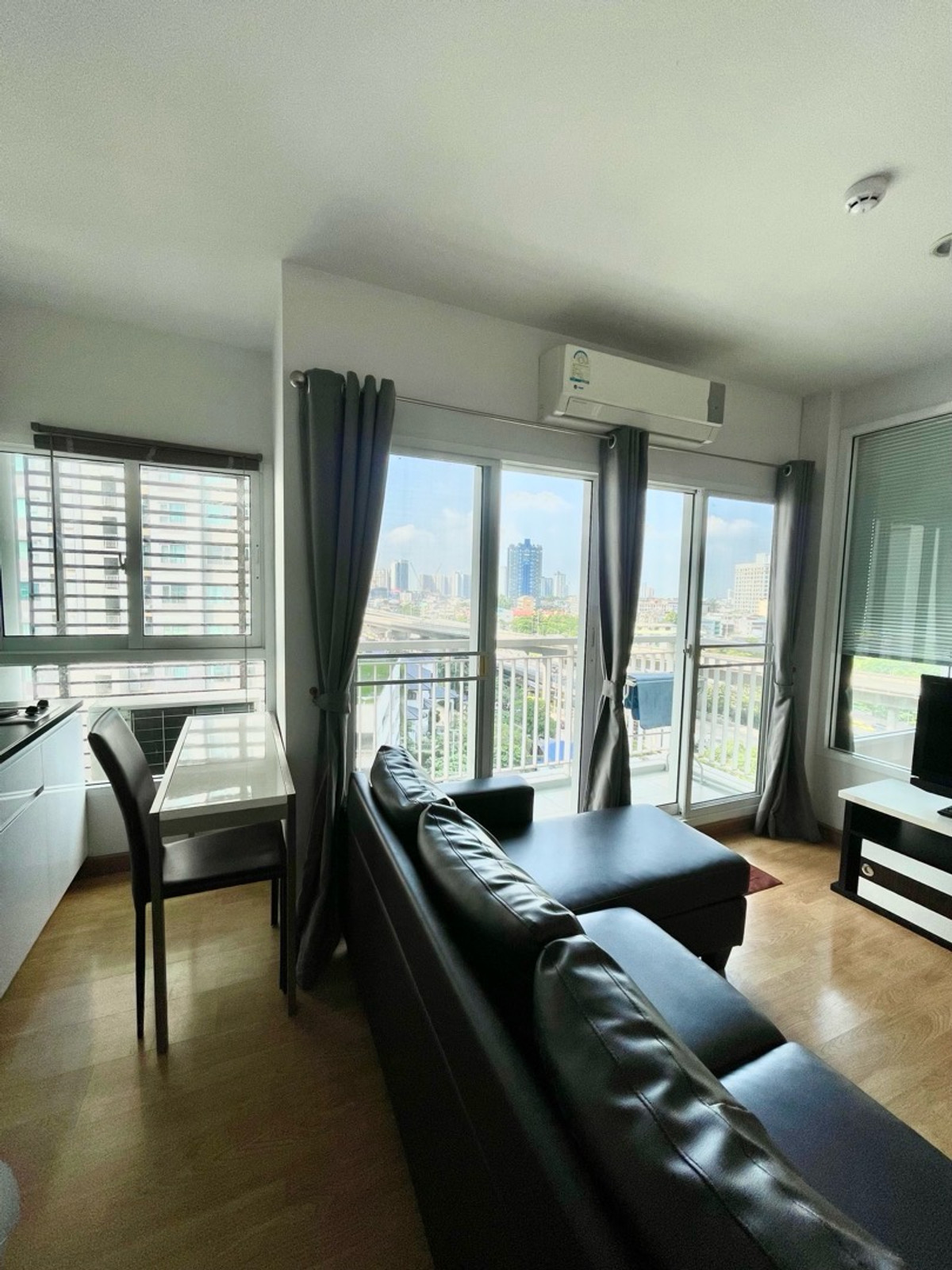 For RentCondoThaphra, Talat Phlu, Wutthakat : For rent, beautifully decorated room, city view ✅ Accepting reservations available 06/12 Condo THE PARKLAND GRAND Taksin, near BTS Pho Nimit.