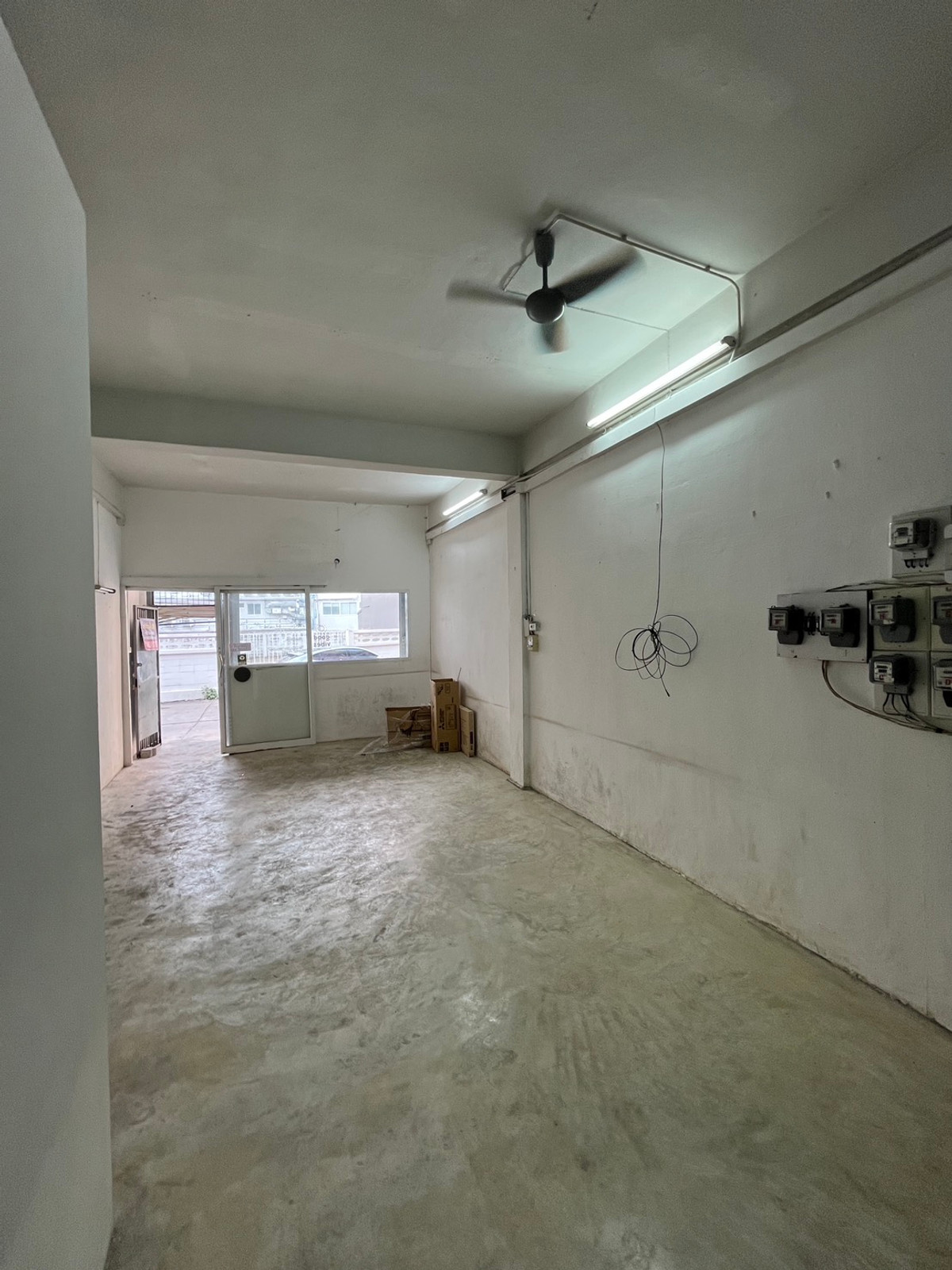 For RentShop HousePinklao, Charansanitwong : Space for rent in a shophouse on the 1st floor with MRT flashlight in front. Suitable for a convenience store/cafe.