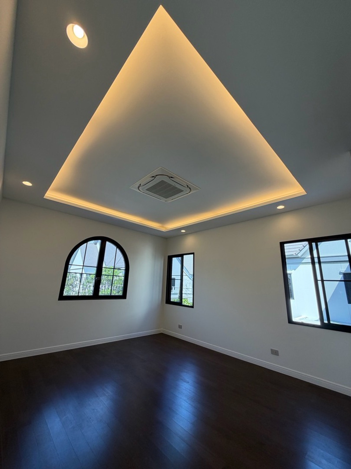 ขายบ้านเกษตรศาสตร์ รัชโยธิน : Narasiri Phahol-Watcharapol ที่ดิน 90 ตรว. พื้นที่ใช่สอย 378 ตรม. 