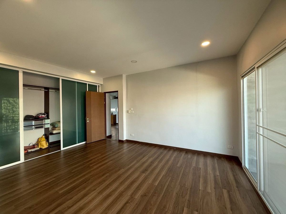 ขายบ้านลาดพร้าว เซ็นทรัลลาดพร้าว : 📢👇บ้านเดี่ยว ระเบียงขนาดใหญ่ การเดินทางเข้า-ออกสะดวก ทั้ง ถนนลาดพร้าว ถนนพหลโยธิน ถนนวิภาวดี-รังสิต ใกล้ทางด่วนพิเศษศรีรัช