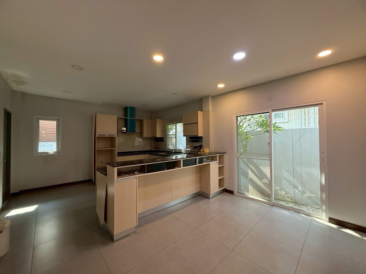 ขายบ้านลาดพร้าว เซ็นทรัลลาดพร้าว : 📢👇บ้านเดี่ยว ระเบียงขนาดใหญ่ การเดินทางเข้า-ออกสะดวก ทั้ง ถนนลาดพร้าว ถนนพหลโยธิน ถนนวิภาวดี-รังสิต ใกล้ทางด่วนพิเศษศรีรัช