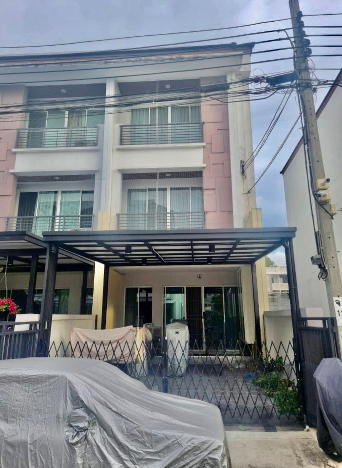 For SaleTownhomeLadprao101, Happy Land, The Mall Bang Kapi : For Sale: Corner 3-Storey Townhome at Baan Klang Muang Ladprao 101 | Fully Built-in | Extended Front & Back | Move-in Ready
