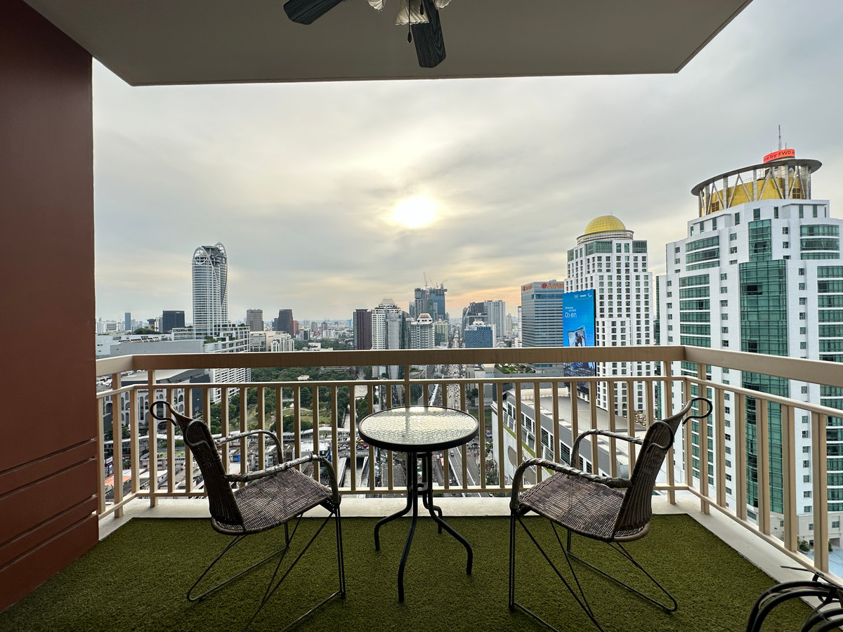 ขายคอนโดวิทยุ ชิดลม หลังสวน : Pet-Friendly 3-Bedroom Condo for Sale at Manhattan Chidlom