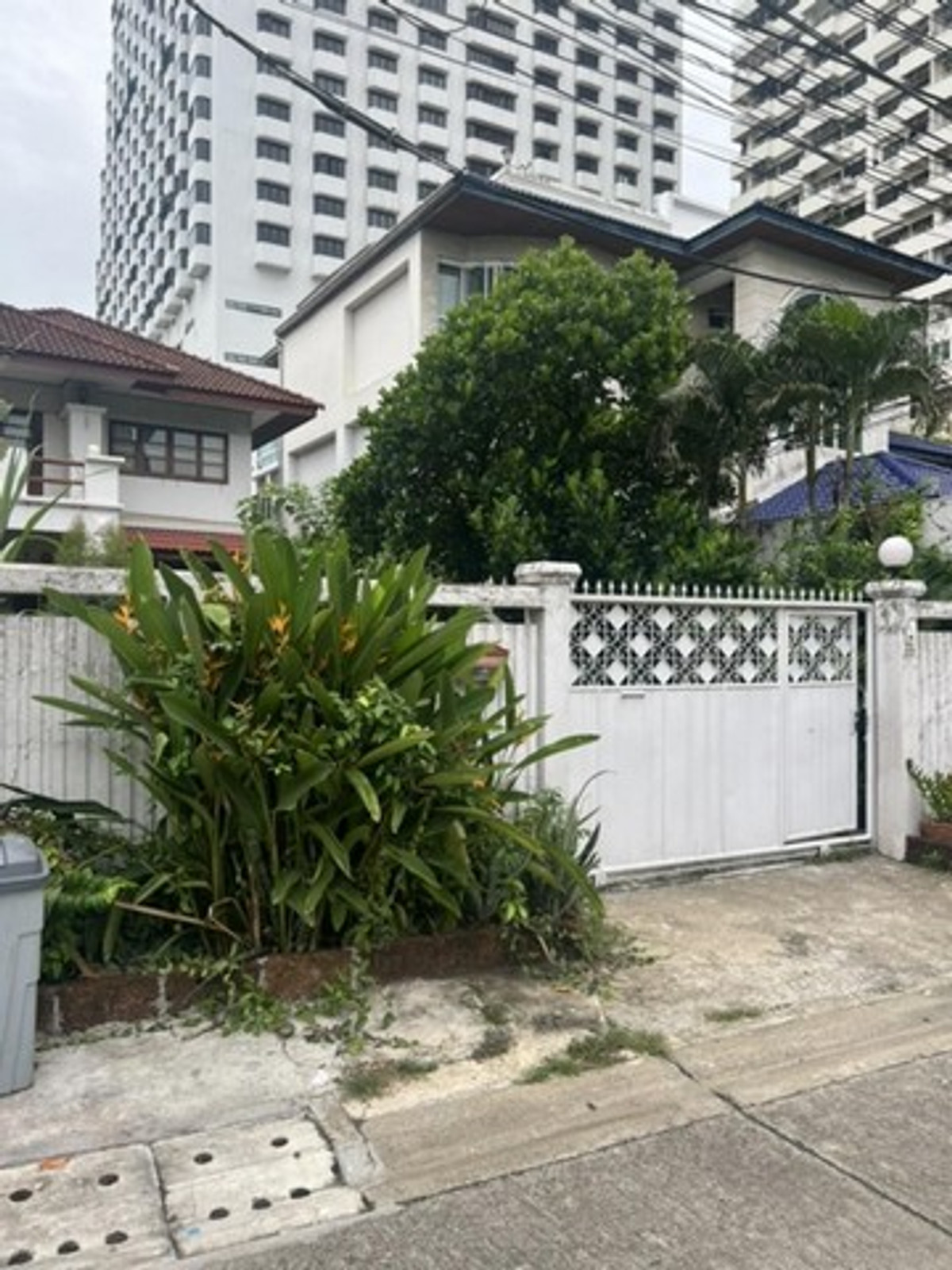 For RentHouseNana, North Nana,Sukhumvit13, Soi Nana : Urgent for rent, 2-storey luxury detached house, prime location, near Benjakitti Park, BTS Nana, ready to move in, newly renovated.