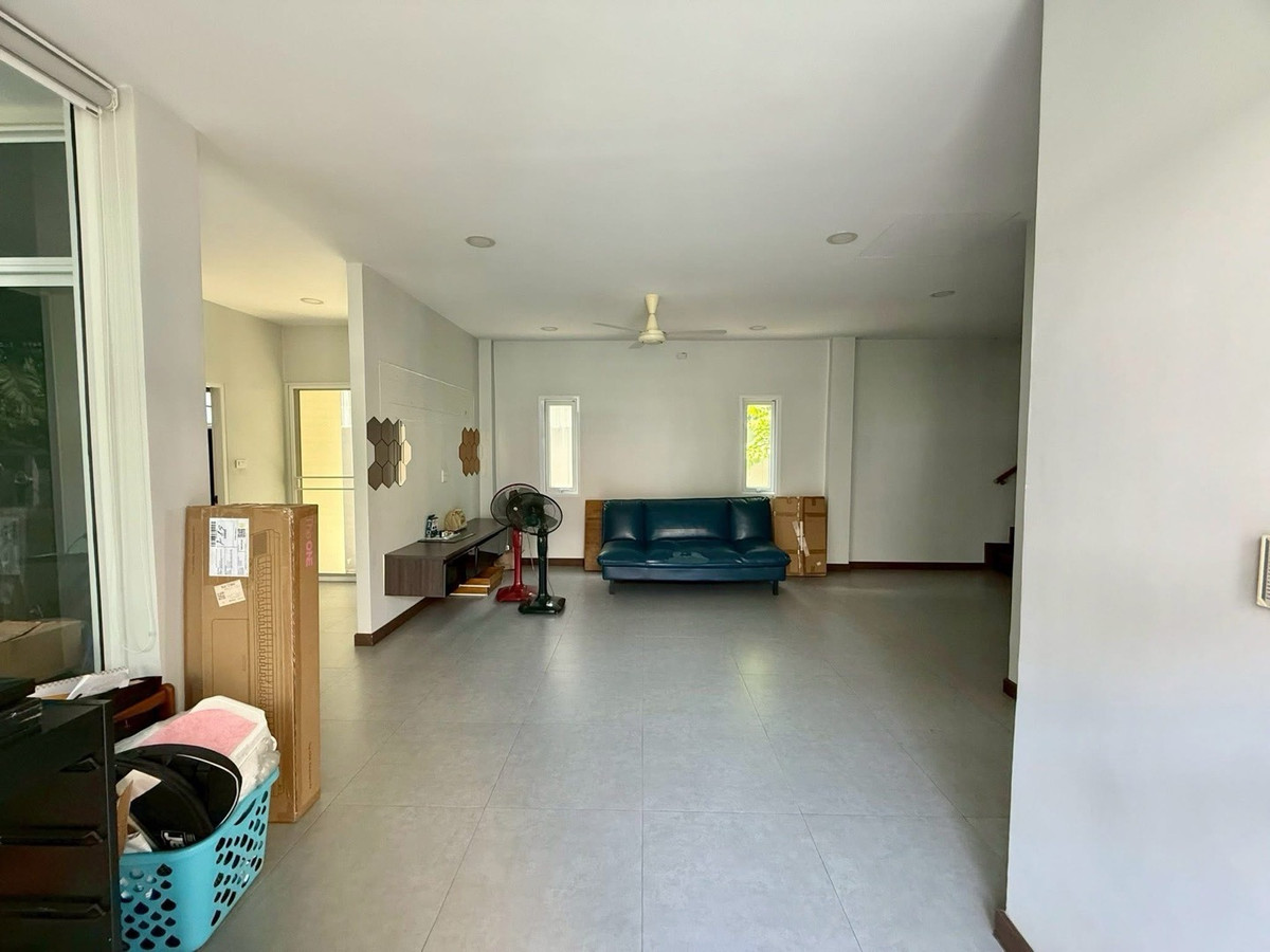 ขายบ้านลาดพร้าว เซ็นทรัลลาดพร้าว : 📢👇บ้านเดี่ยว ระเบียงขนาดใหญ่ การเดินทางเข้า-ออกสะดวก ทั้ง ถนนลาดพร้าว ถนนพหลโยธิน ถนนวิภาวดี-รังสิต ใกล้ทางด่วนพิเศษศรีรัช