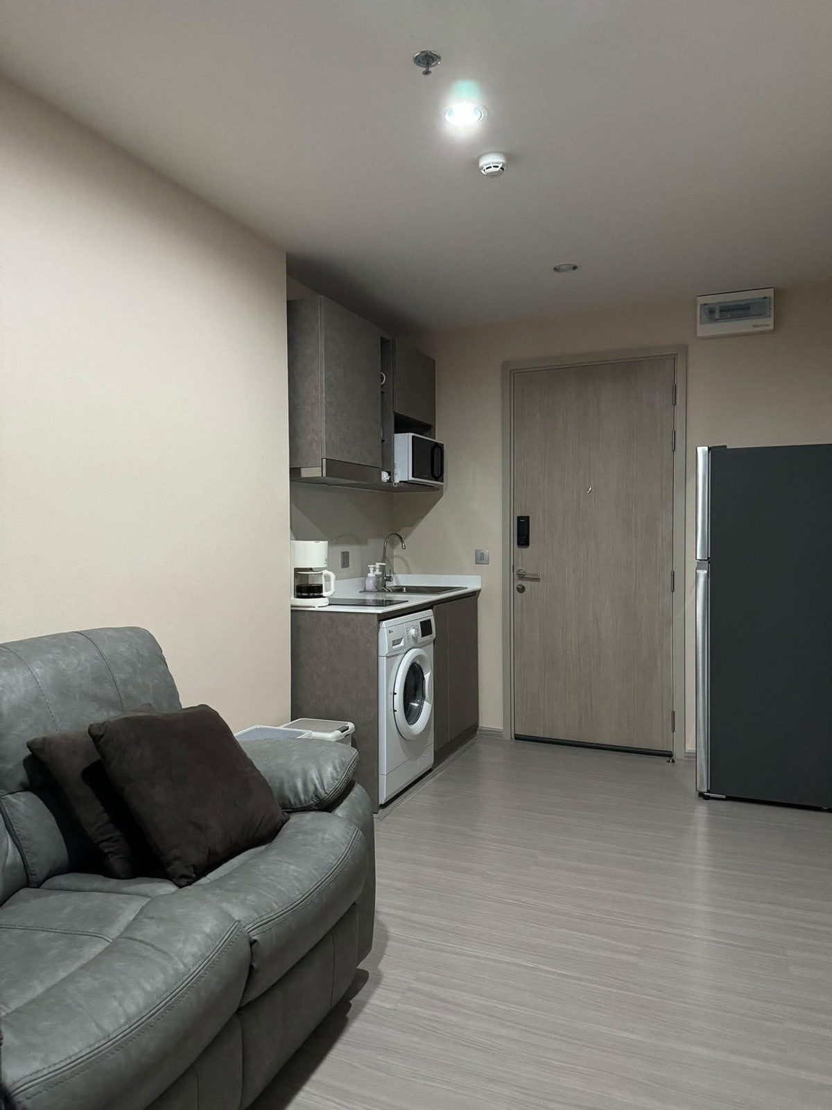 For RentCondoSamut Prakan,Samrong : ME2500175 Beautiful room for rent, Aspire Erawan Prime, condo next to BTS Chang Erawan.