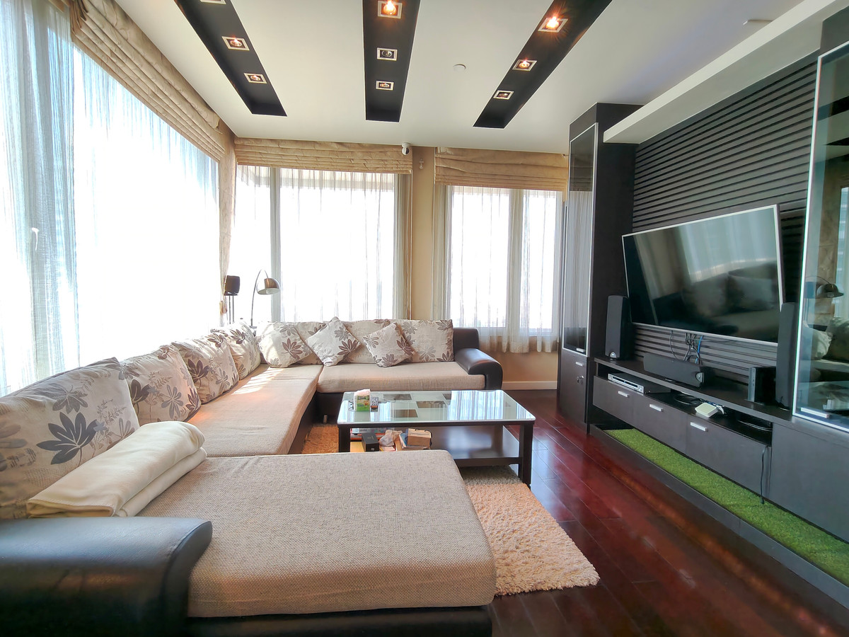 ขายคอนโดวิทยุ ชิดลม หลังสวน : Pet-Friendly 3-Bedroom Condo for Sale at Manhattan Chidlom