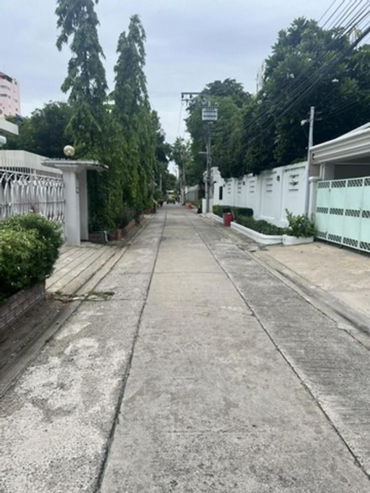 For RentHouseNana, North Nana,Sukhumvit13, Soi Nana : Urgent for rent, 2-storey luxury detached house, prime location, near Benjakitti Park, BTS Nana, ready to move in, newly renovated.