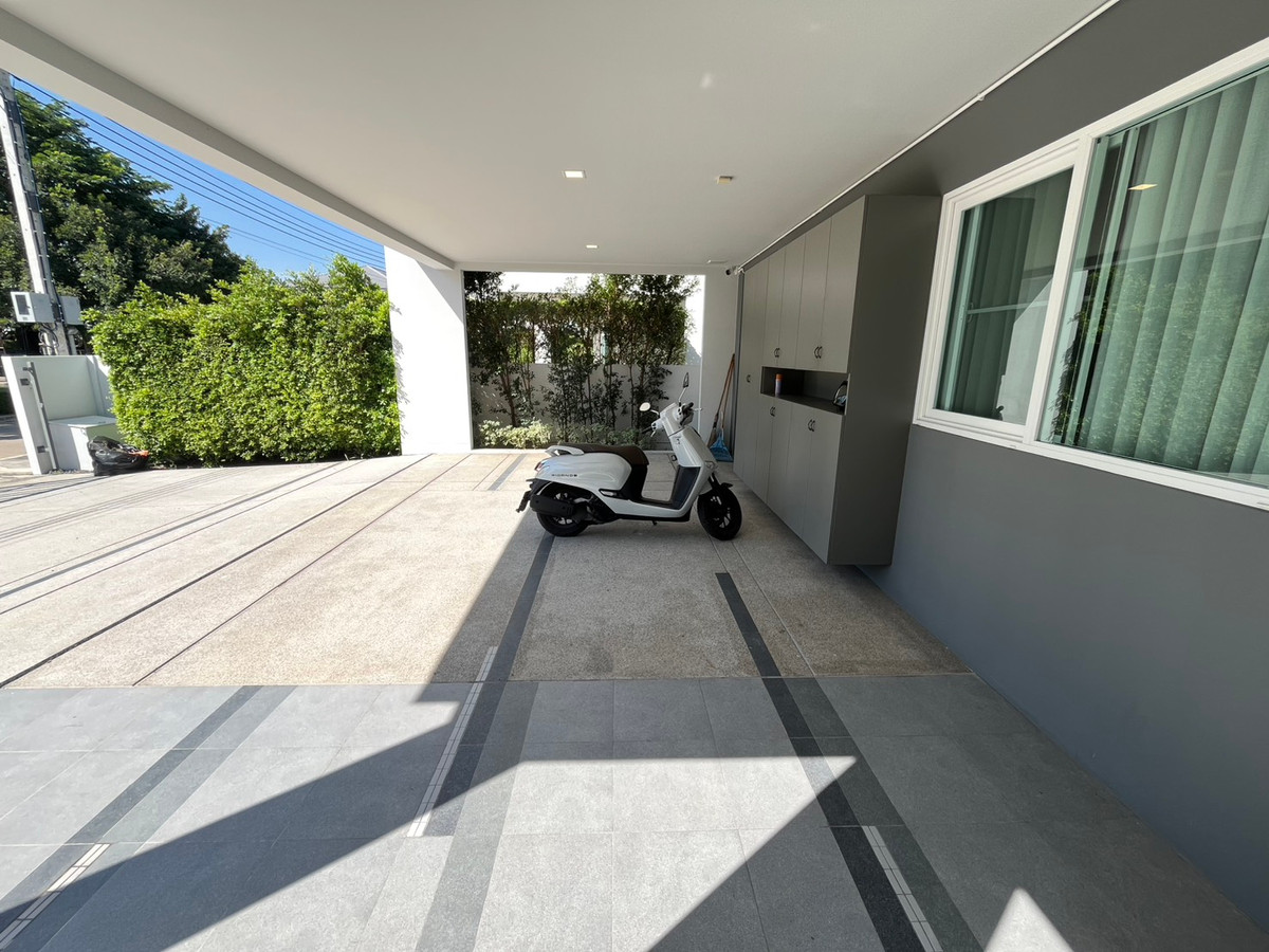 ขายบ้านลาดกระบัง สุวรรณภูมิ : SPECIAL DEAL 🏡 บ้านเดี่ยว Mantana 2 Motorway – New Krungthepkreetha 💰 ราคา 17,500,000 บาท – ราคาดีที่สุดในโครงการ 🏷 บ้านมือ 2 สภาพมือ 1 📐 ขนาดที่ดิน 111.8 ตร.ว. | พื้นที่ใช้สอย 286 ตร.ม. | แบบบ้าน Expandio ขนาดใหญ่ที่สุด