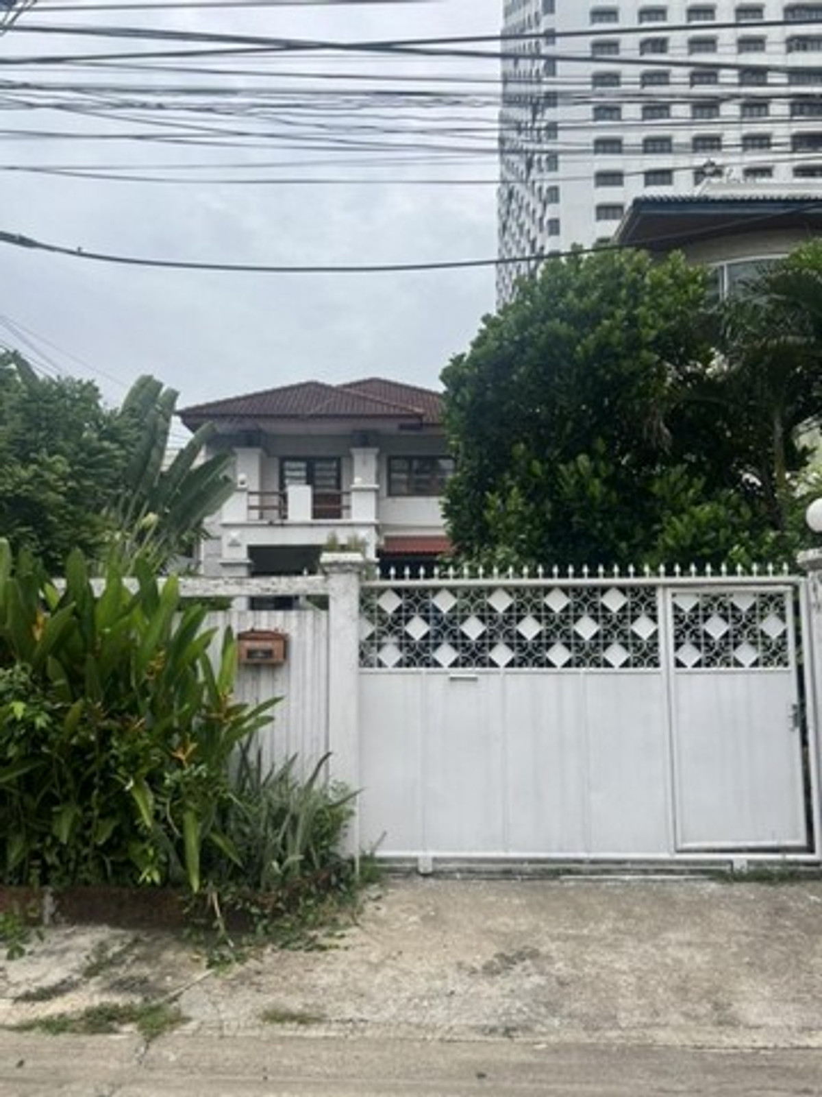 For RentHouseNana, North Nana,Sukhumvit13, Soi Nana : Urgent for rent, 2-storey luxury detached house, prime location, near Benjakitti Park, BTS Nana, ready to move in, newly renovated.