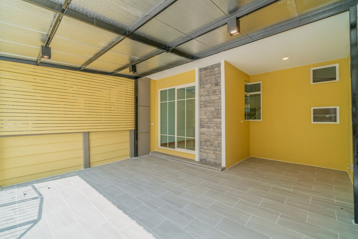 For SaleTownhomePattanakan, Srinakarin : P-2871 for sale!! Newly renovated house, ready to move in, near the expressway, Golden Town 2 On Nut-Phatthanakan.