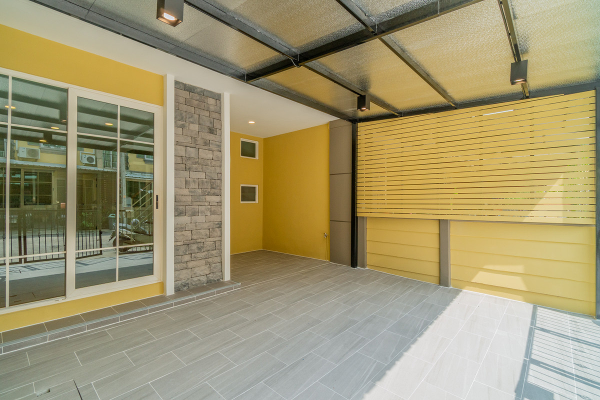 For SaleTownhomePattanakan, Srinakarin : P-2871 for sale!! Newly renovated house, ready to move in, near the expressway, Golden Town 2 On Nut-Phatthanakan.